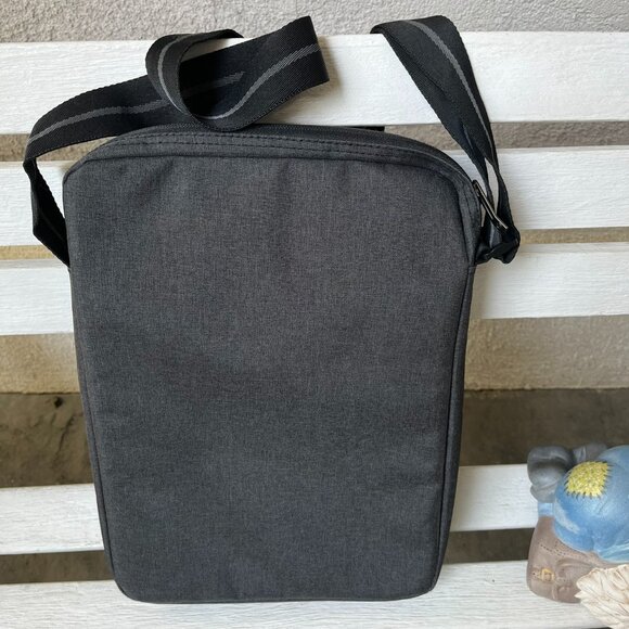 Solo New York Crossbody bag. - Picture 3 of 6